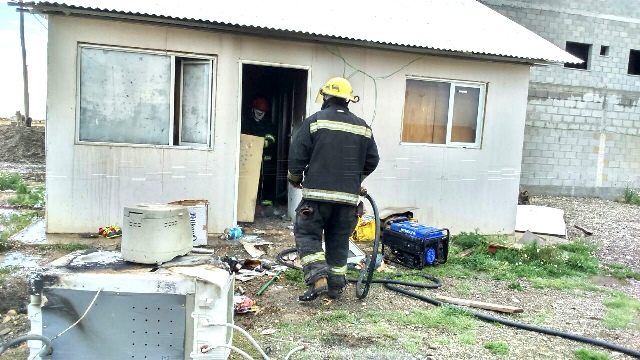 La rápida acción de los bomberos evitó que el fuego destruyera la vivienda. 