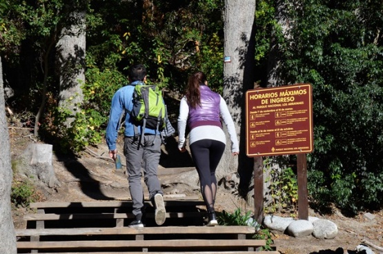 Senderistas en el Parque Nacional Los Arrayanes