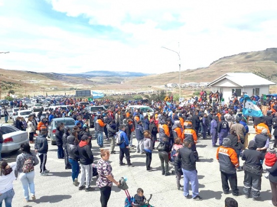 Masiva marcha en Río Turbio hacia la oficina de YCRT.