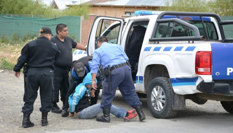 El personal de la Sexta detuvo al joven cuando intentaba huir. (Foto: C.R.)