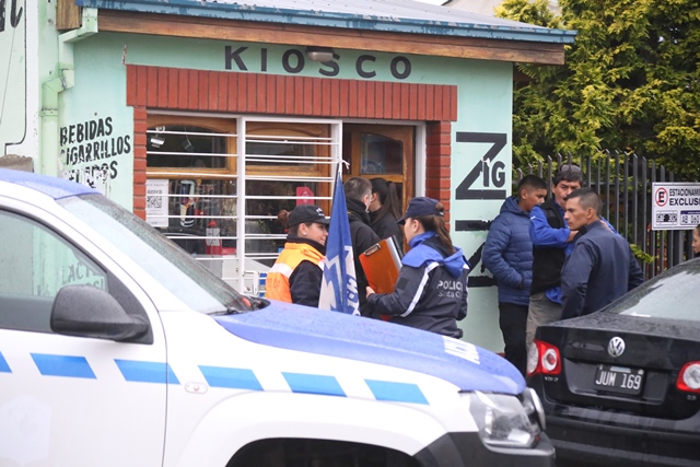 La policía investiga el intento de asalto al kiosco. (C.G.)