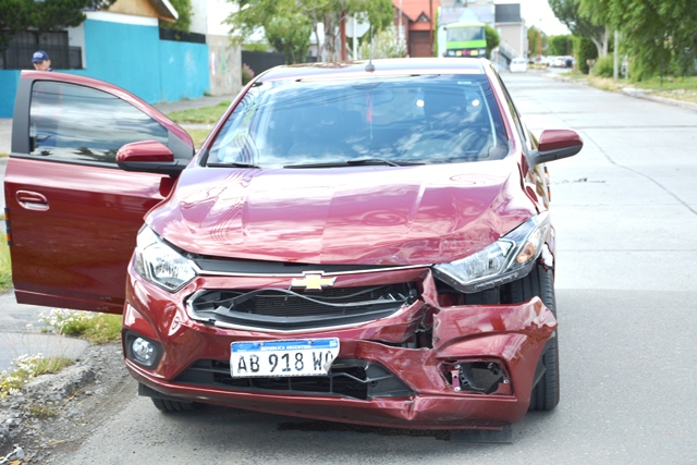 El Onix terminó con la parte frente destruida tras el impacto. (Foto: C.R.)