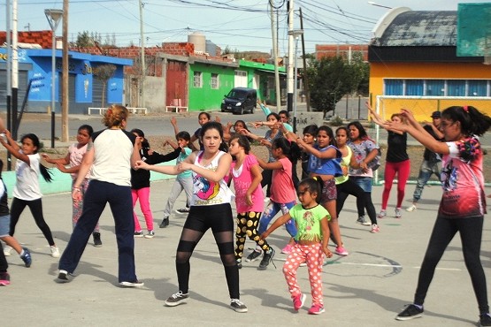 Los Covacheros y Santa Bárbara llevaron su alegría al Barrio Jardín