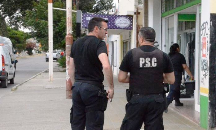 La policía investiga el frustrado hurto en la farmacia. (Foto: La Vanguardia del Sur) 