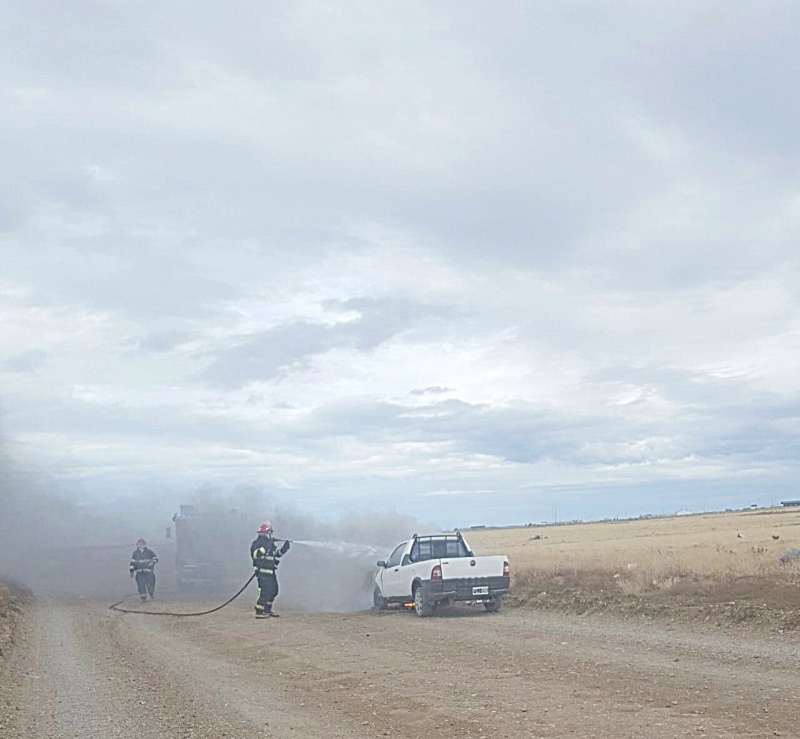 Los bomberos sofocaron el fuego sobre en el motor del vehículo