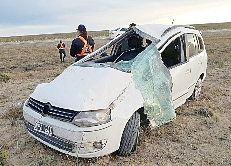 El Suran que volcó en la ruta terminó con importantes daños materiales. 