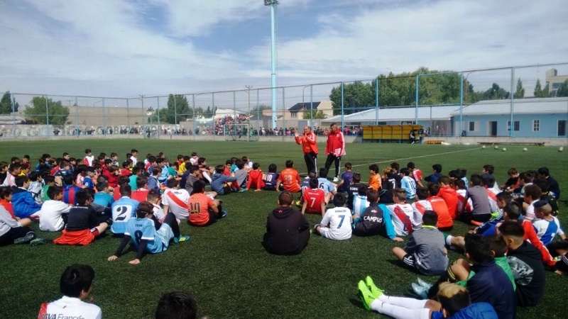 Los chicos escuchan a Spataro y Mansilla atentamente (Fotos: L.T)