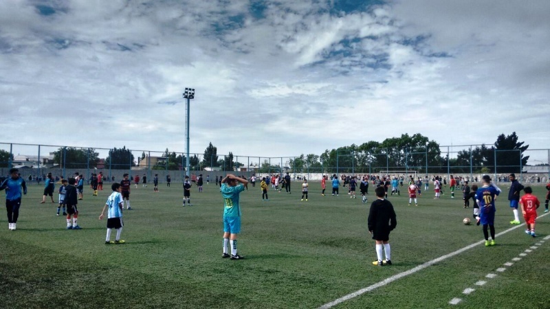 Los chicos escuchan a Spataro y Mansilla atentamente (Fotos: L.T)