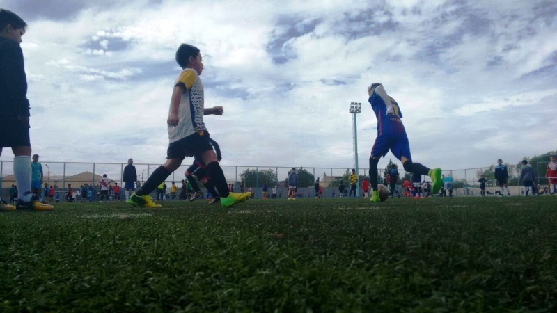 Los chicos escuchan a Spataro y Mansilla atentamente (Fotos: L.T)