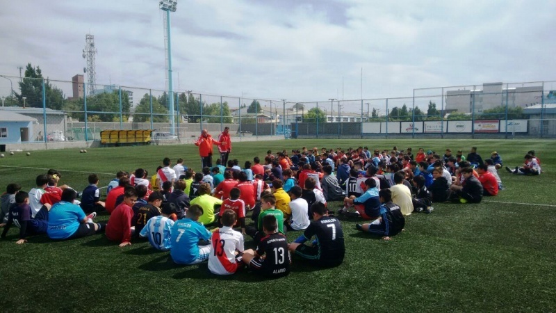 Los chicos escuchan a Spataro y Mansilla atentamente (Fotos: L.T)