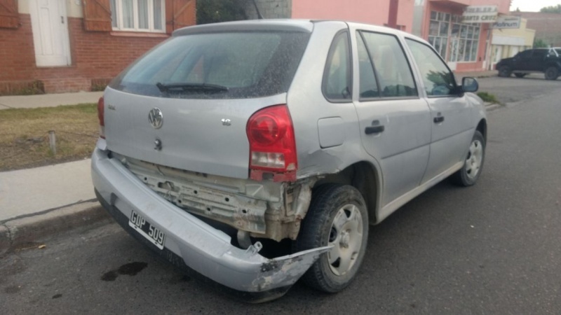 Así quedó la parte trasera de uno de los autos.(C.G)