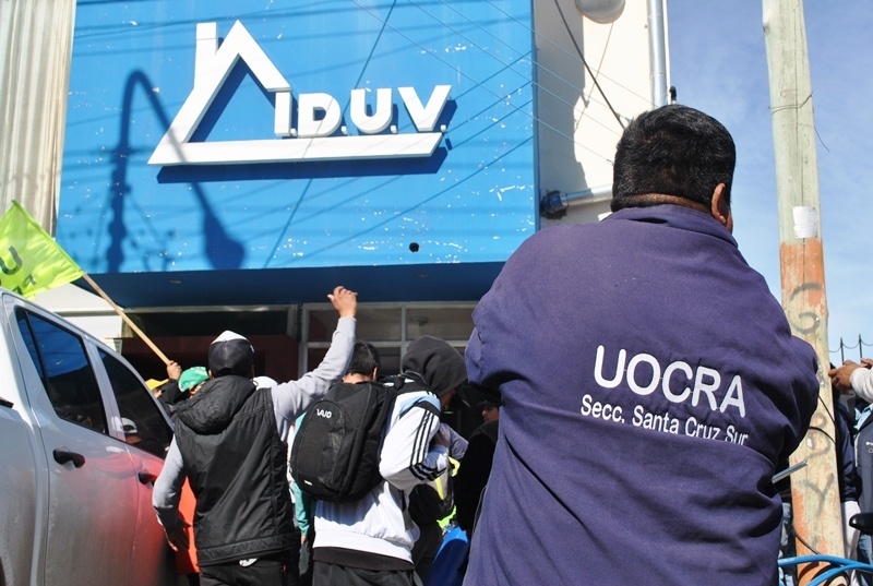 Los trabajadores afuera del IDUV (Foto JCC)