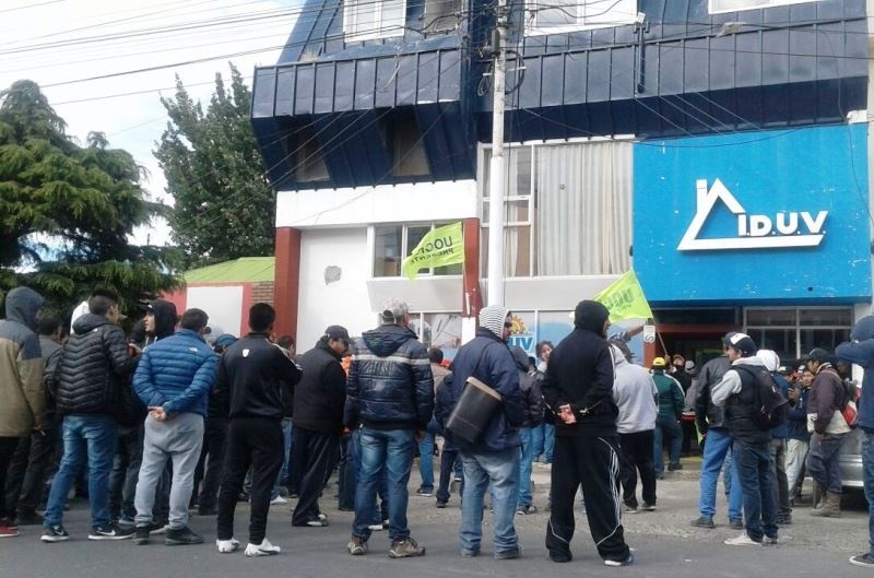 Trabajadores afuera del IDUV (Foto: JCC)