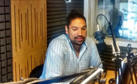 Nicolás Pereyra en el piso de Tiempo FM