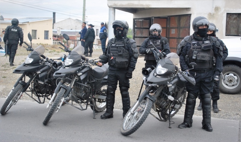 Policías motorizados afuera del instituto (Foto: JCC)