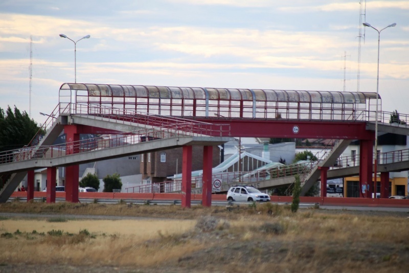 Los puentes peatonales, a veces no utilizados. (C.G)