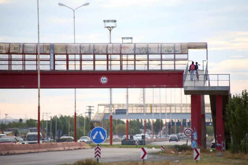 Los puentes peatonales, a veces no utilizados. (C.G)