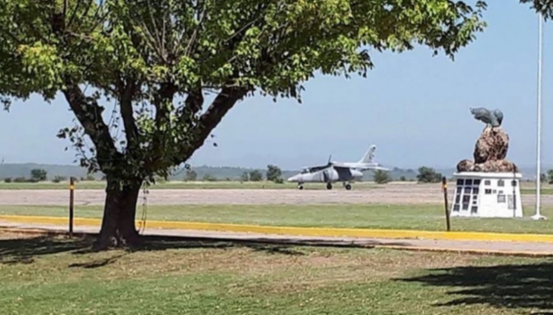 Terminó saliendo del avión.