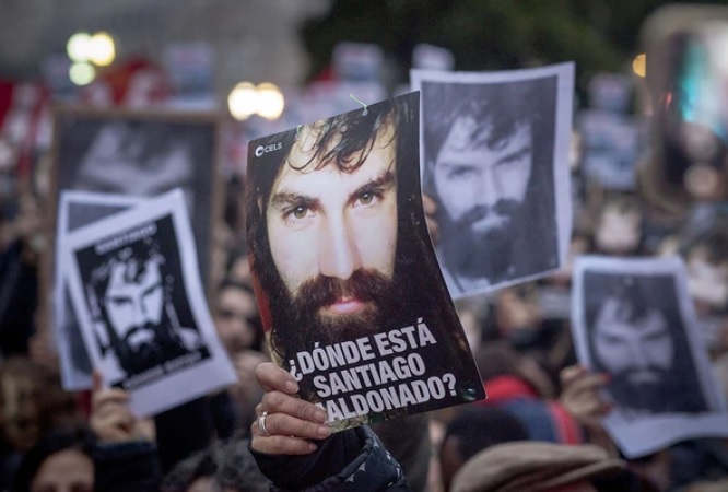 Santiago Maldonado desapareció el 1° de agosto de 2017 y fue hallado muerto el 17 de octubre