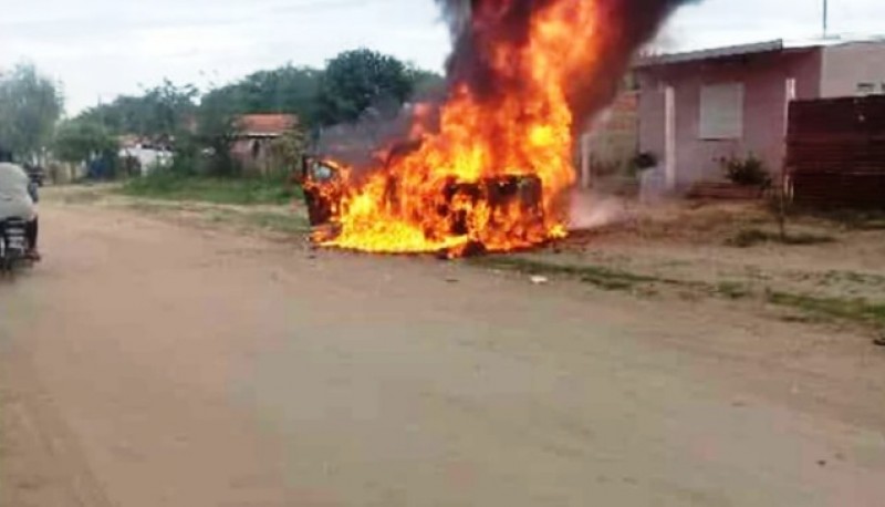 Los vecinos prendieron fuego un patrullero.