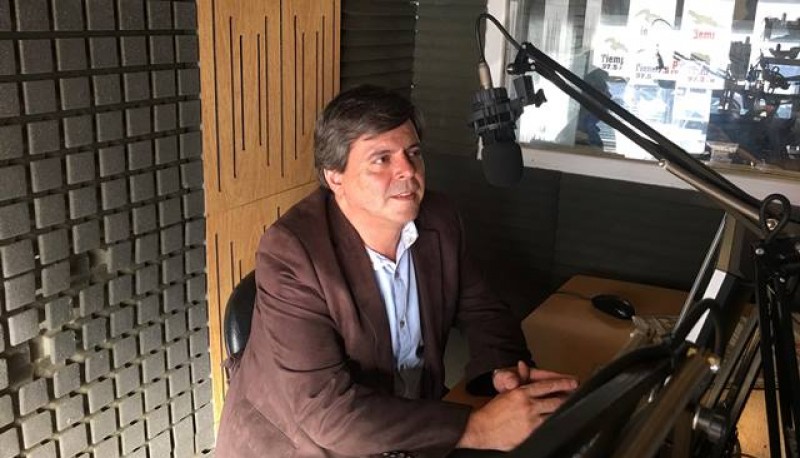 Fabián Leguizamón en los estudios de Tiempo FM. 