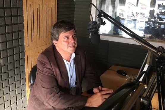 Fabián Leguizamón en los estudios de Tiempo FM. 