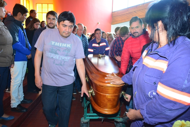 Familiares y vecinos asistieron al último adiós a Héctor “Pirincho” Roquel. Fotos (Cristian Robledo)
