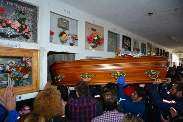Familiares y vecinos asistieron al último adiós a Héctor “Pirincho” Roquel. Fotos (Cristian Robledo)