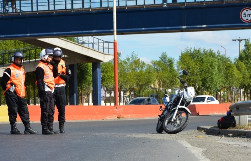 La moto del efectivo de Tránsito Policial no presentó importantes daños. (Foto: C.R.)