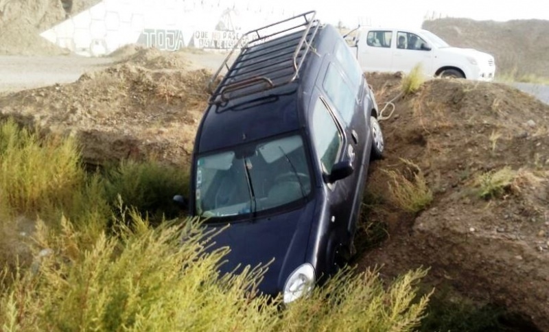 Los ocupantes del Renault Kangoo que terminó en la zanja resultaron ilesos.