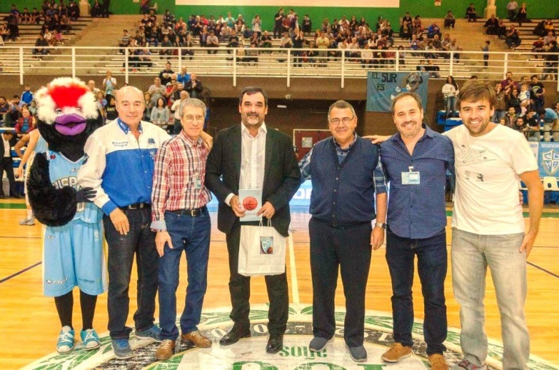 Bernardo recibió una plaqueta de parte de la comisión.