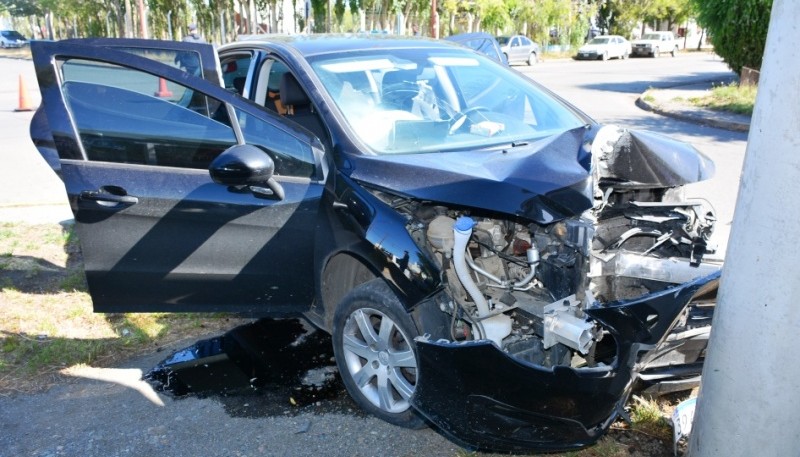 El Peugeot tras el choque terminó contra una palma de luz. (Foto: C.R.)