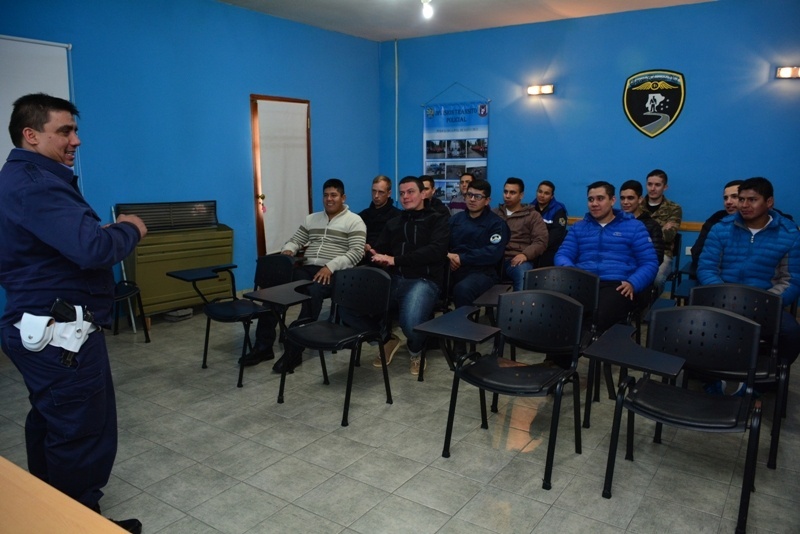 La charla a choferes del Comando Radioeléctrico de Río Gallegos se concretó hoy en División Tránsito Policial. (C.R.)