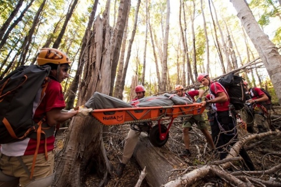 Crean una innovadora camilla para rescate de montaña