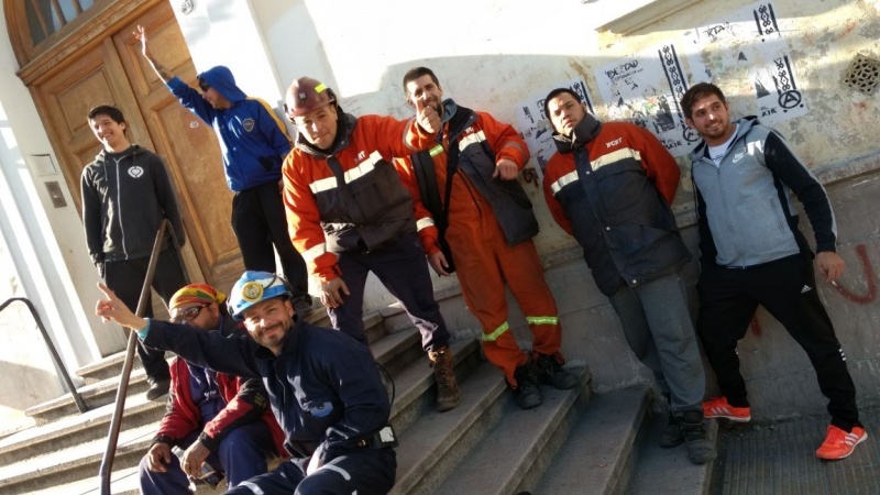 Los mineros durante la panfleteada. (C.G)