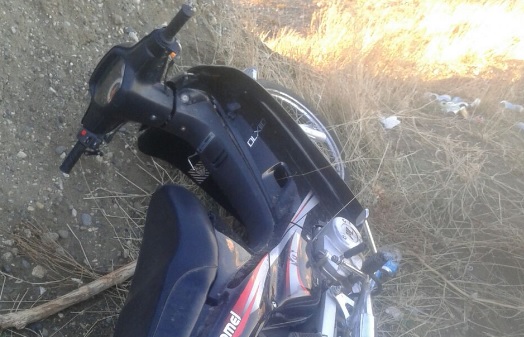 La moto fue encontrada tirada. 