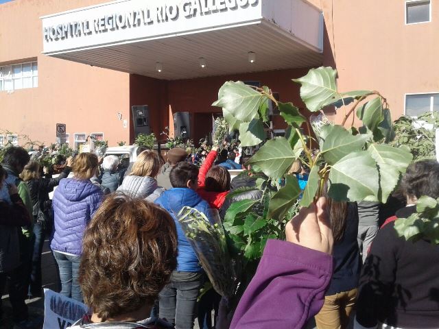 vecinos con sus ramos frente al hospital 