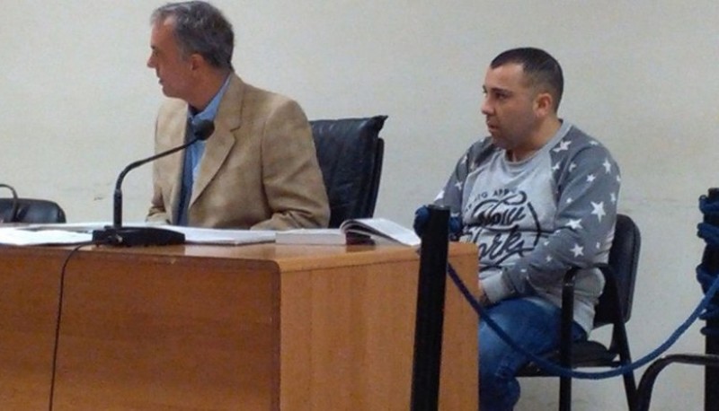 Héctor Fretes junto a su abogado defensor Guillermo Iglesias.