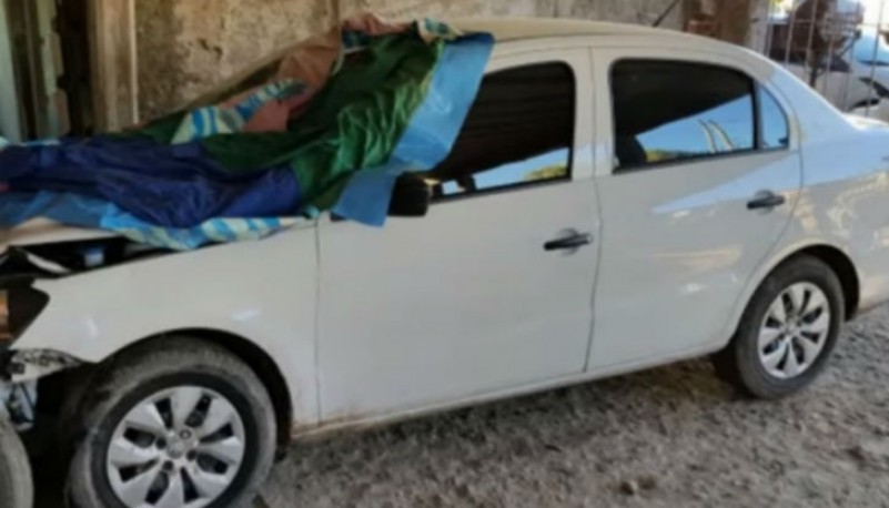 El automóvil Volkswagen Voyage de color blanco fue secuestrado en un garage de la localidad de Gutiérrez. Foto:Captura