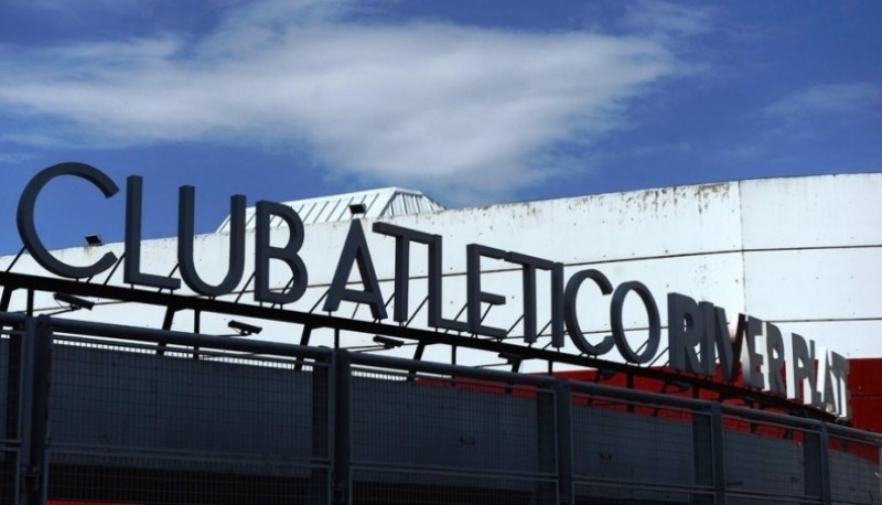 El frente del estadio de River e ingreso a la pensión, este lunes, cuando se presentó la denuncia de abusos. (Andrés D’Elia)