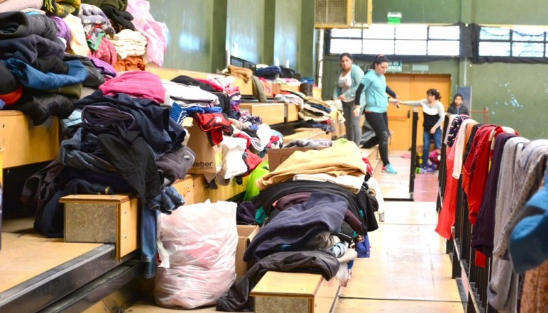 Muchos de los evacuados en el Gimnasio 17 de Octubre eran menores.