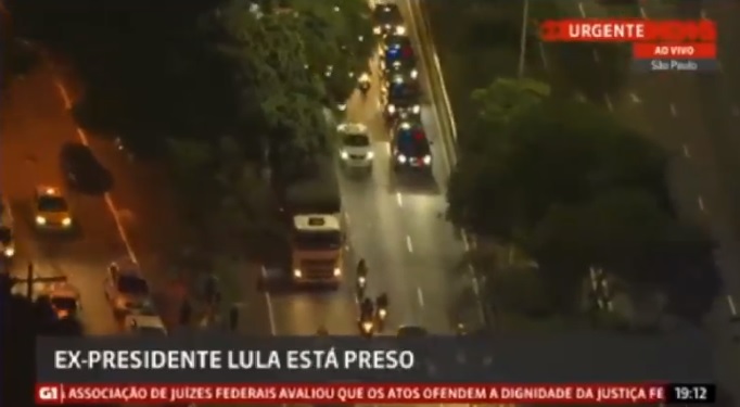 Lula es trasladado por la Policía.