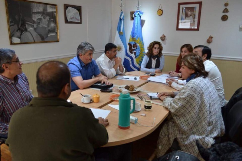 Reunión entre los funcionarios de Gobierno.