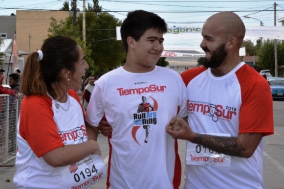 Lucas junto a su madre y tío llegando a la meta.