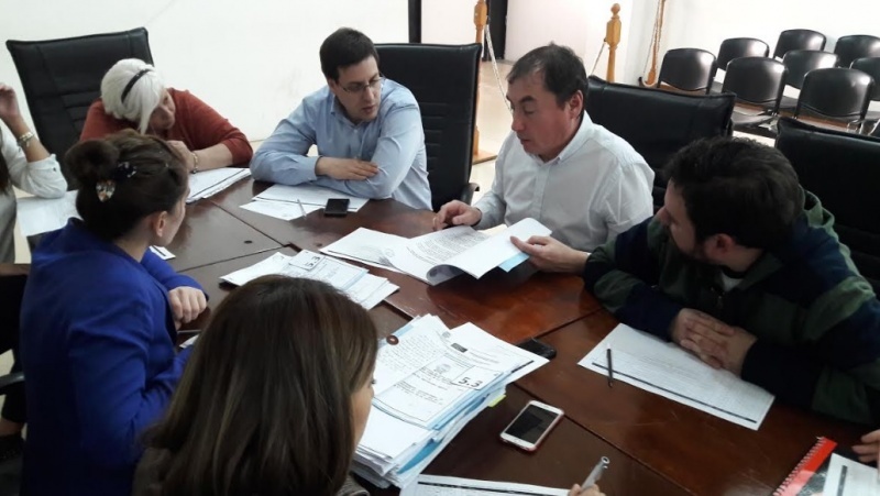 Concejales en la reunión de comisión. 