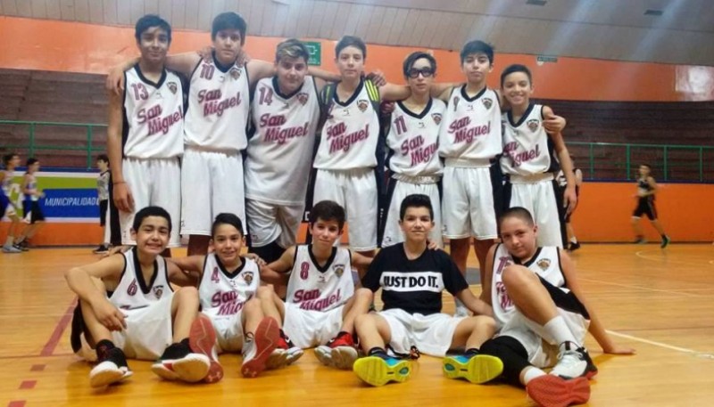 Los U-13 del santo en pose ganadora. 