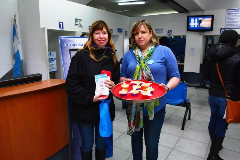 Entrega de folletería y una gelatina, a modo de souvenir, en referencia a la alimentación sana.  (Foto: C. Robledo)