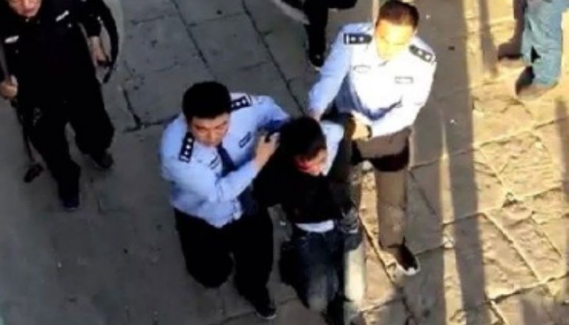 La policía detiene al asesino en una escuela china. Foto:Twitter