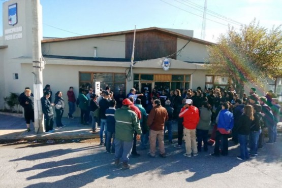 Reclamo de municipales de Puerto Deseado en la comuna. 