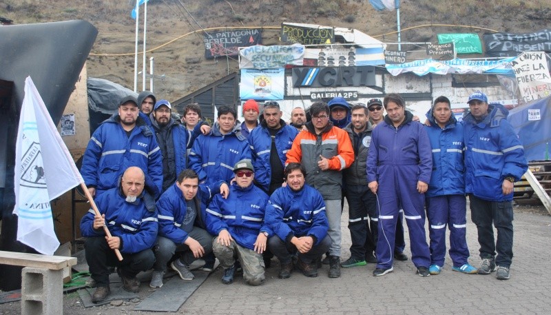 Los mineros resisten en el yacimiento.